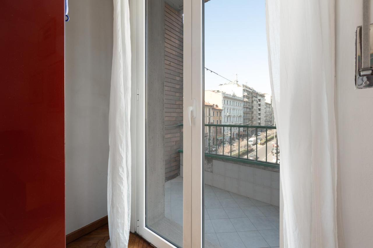 Apartment With Balcony - 50 M Far From M1 Pasteur Milan Bagian luar foto