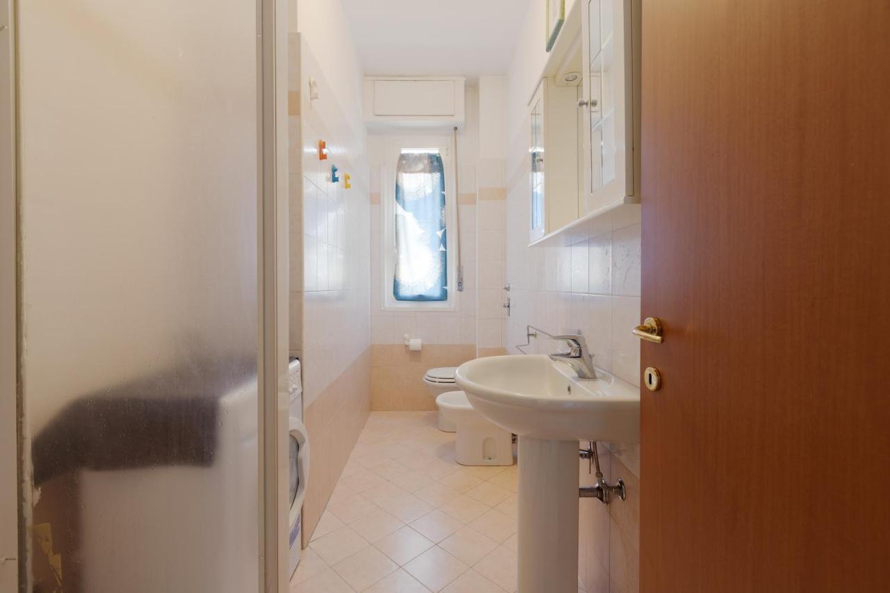 Apartment With Balcony - 50 M Far From M1 Pasteur Milan Bagian luar foto