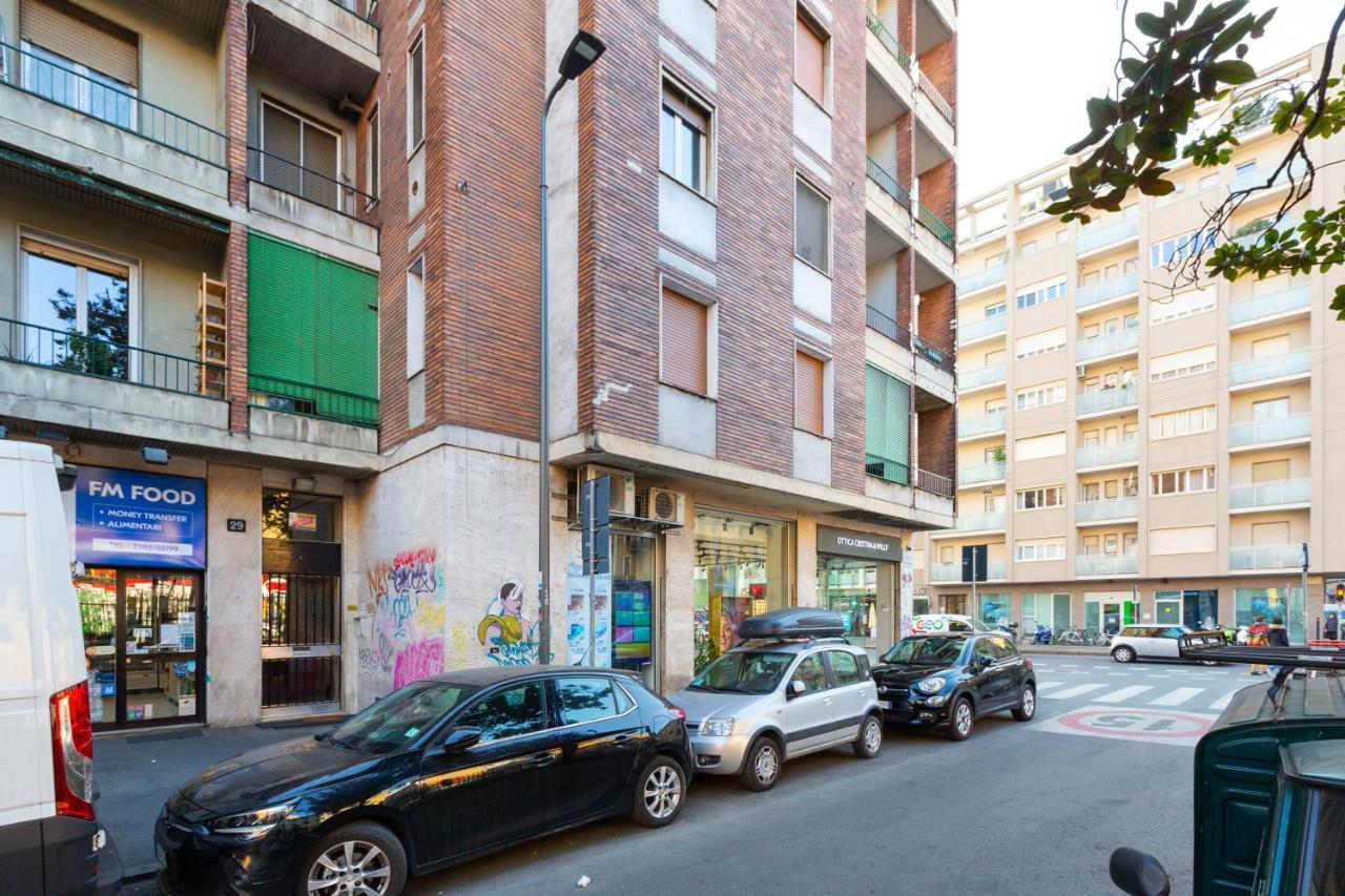 Apartment With Balcony - 50 M Far From M1 Pasteur Milan Bagian luar foto
